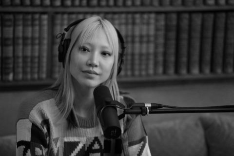 The Chanel 3.55 Podcast آخر أخبار الشركة هل تساءلت عما تحمله في حقيبة يد شانيل تلك؟ 1