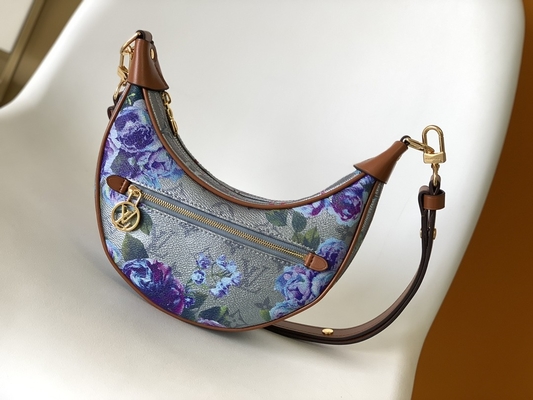 حقيبة حبال صغيرة تحت الإبط تحمل علامة لويس فيتون Loop Hobo Bag 2022