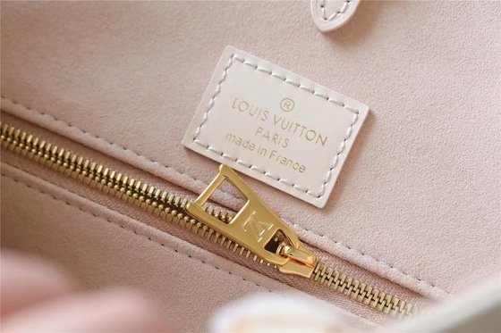 حقيبة يد صغيرة بتصميم شخصي من لويس فيتون Onthego Mm Monogram Empreinte