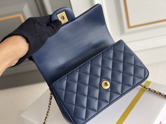 Caviar شانيل ميني كافيار مستطيل الشكل 2020 من جلد الحمل المحبب ومعدن ذهبي اللون