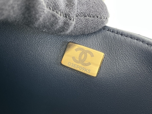Caviar شانيل ميني كافيار مستطيل الشكل 2020 من جلد الحمل المحبب ومعدن ذهبي اللون
