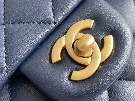 Caviar شانيل ميني كافيار مستطيل الشكل 2020 من جلد الحمل المحبب ومعدن ذهبي اللون