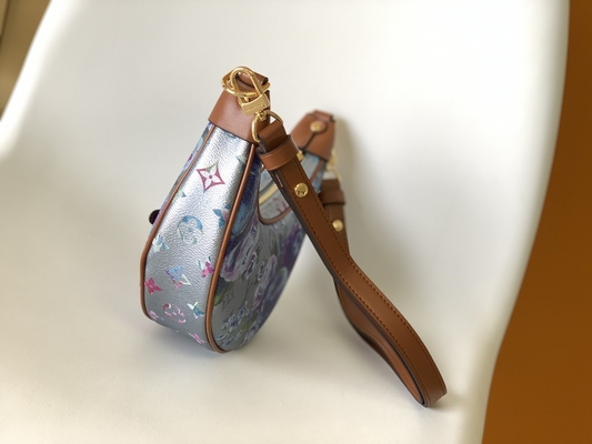حقيبة حبال صغيرة تحت الإبط تحمل علامة لويس فيتون Loop Hobo Bag 2022