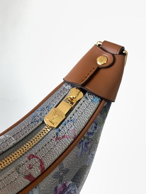 حقيبة حبال صغيرة تحت الإبط تحمل علامة لويس فيتون Loop Hobo Bag 2022