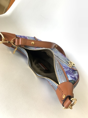 حقيبة حبال صغيرة تحت الإبط تحمل علامة لويس فيتون Loop Hobo Bag 2022