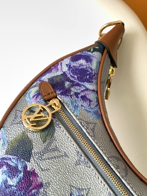 حقيبة حبال صغيرة تحت الإبط تحمل علامة لويس فيتون Loop Hobo Bag 2022