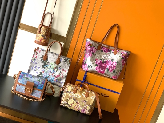 حقيبة حبال صغيرة تحت الإبط تحمل علامة لويس فيتون Loop Hobo Bag 2022