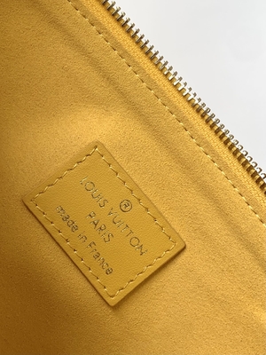 عباد الشمس مونوغرام منقوش أكياس ذات علامات تجارية مخصصة Coussin PM لويس فيتون Puffy جلد الخراف