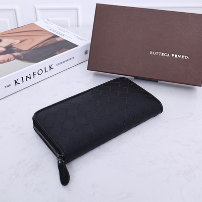 حقيبة يد صغيرة مصممة من الجلد من BV ، محفظة Bottega Veneta Intrecciato بسحاب حولها