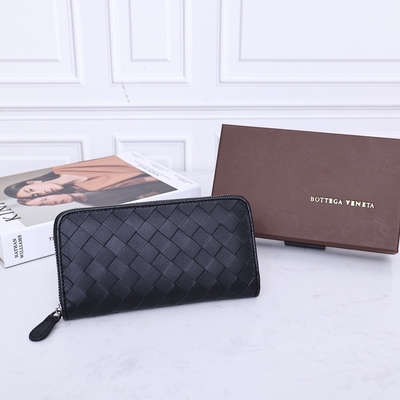 حقيبة يد صغيرة مصممة من الجلد من BV ، محفظة Bottega Veneta Intrecciato بسحاب حولها