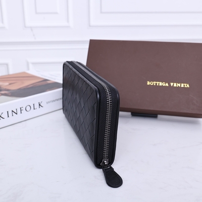 حقيبة يد صغيرة مصممة من الجلد من BV ، محفظة Bottega Veneta Intrecciato بسحاب حولها