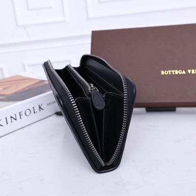 حقيبة يد صغيرة مصممة من الجلد من BV ، محفظة Bottega Veneta Intrecciato بسحاب حولها