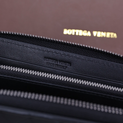 حقيبة يد صغيرة مصممة من الجلد من BV ، محفظة Bottega Veneta Intrecciato بسحاب حولها