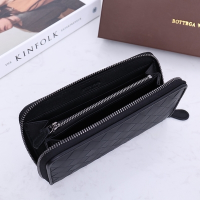 حقيبة يد صغيرة مصممة من الجلد من BV ، محفظة Bottega Veneta Intrecciato بسحاب حولها