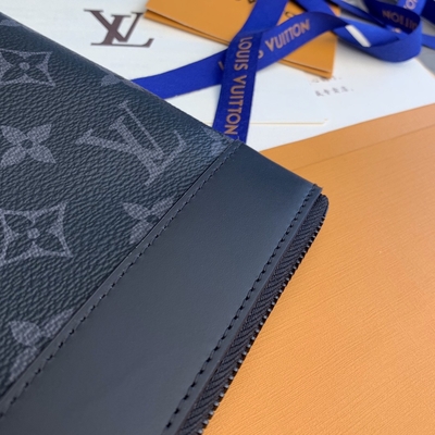 مونوغرام Shadow Leather Mini Designer Pochette To Go لويس فيتون