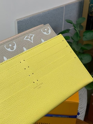 حقيبة بيضاء من Pochette Felicie LV Spring In The City Monogram Empreinte