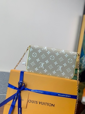 حقيبة بيضاء من Pochette Felicie LV Spring In The City Monogram Empreinte