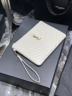 حقيبة كلاتش من الجلد المبطن بطبعة مونوغرام YSL