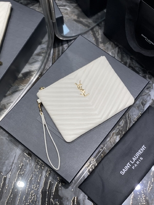 حقيبة كلاتش من الجلد المبطن بطبعة مونوغرام YSL