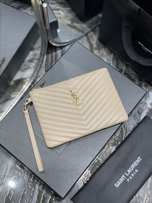 حقيبة كلاتش من الجلد المبطن بطبعة مونوغرام YSL