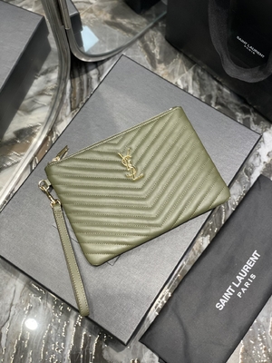 حقيبة كلاتش من الجلد المبطن بطبعة مونوغرام YSL