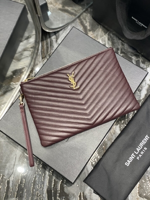 حقيبة كلاتش من الجلد المبطن بطبعة مونوغرام YSL