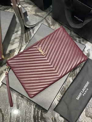 حقيبة كلاتش من الجلد المبطن بطبعة مونوغرام YSL