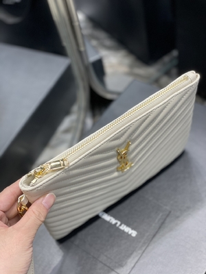حقيبة كلاتش من الجلد المبطن بطبعة مونوغرام YSL