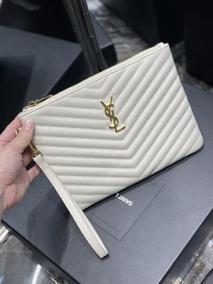 حقيبة كلاتش من الجلد المبطن بطبعة مونوغرام YSL
