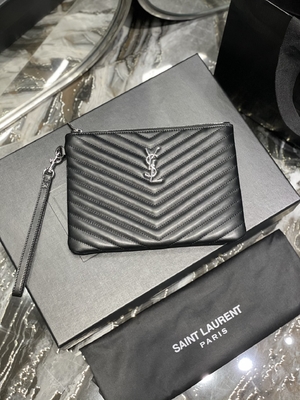 حقيبة كلاتش من الجلد المبطن بطبعة مونوغرام YSL