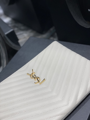 حقيبة كلاتش من الجلد المبطن بطبعة مونوغرام YSL