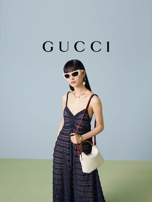حقيبة كتف جلدية بيضاء تحمل علامة Gucci Princess Diana Handbag