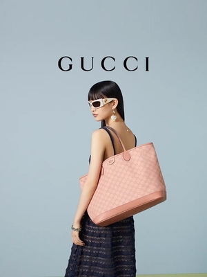 حقيبة كتف Gucci Ophidia GG من القماش الوردي لسفر الأعمال