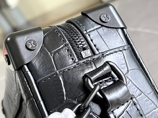 Crocodilien Matte Black Louis Vuitton LV Soft Trunk Mini Small براءات الاختراع والجلود