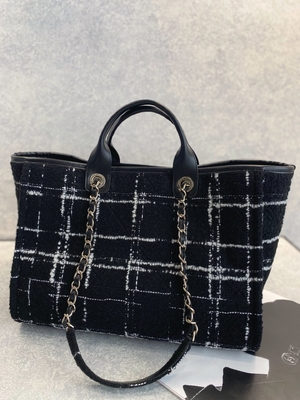 حقيبة شانيل 2022 Sotheby's Custom ذات العلامات التجارية Tweed Beach Bag FW Rainbow Tote