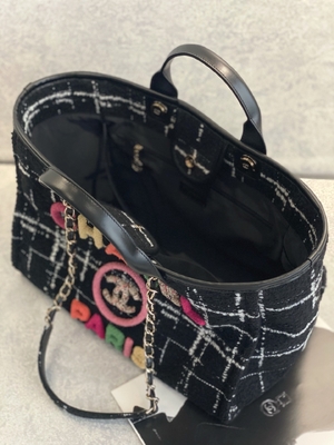 حقيبة شانيل 2022 Sotheby's Custom ذات العلامات التجارية Tweed Beach Bag FW Rainbow Tote
