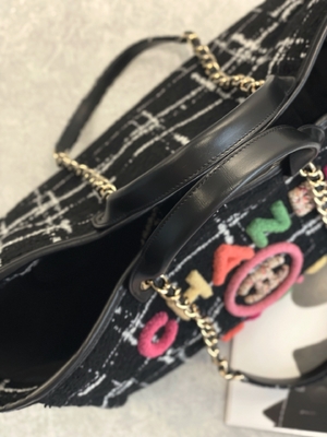 حقيبة شانيل 2022 Sotheby's Custom ذات العلامات التجارية Tweed Beach Bag FW Rainbow Tote